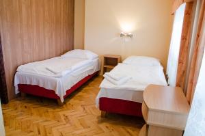 Łóżko lub łóżka w pokoju w obiekcie Hotel U Jezera