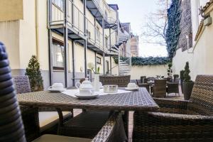 una mesa y sillas en un patio al aire libre con mesa y sillas en Rhein Neckar Hotel, en Mannheim