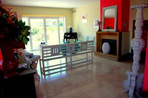 sala de estar con mesa de cristal y chimenea en CAMINHOS DE SANTIAGO - VillaMaria BEACH HOUSE, en Leça da Palmeira