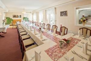 Restoran või mõni muu söögikoht majutusasutuses Hotel Rabennest