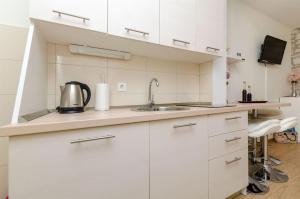 Kuchyň nebo kuchyňský kout v ubytování Apartments Djurdjica