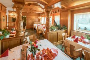 a dining car of a train with tables and chairs at Hotel Rabennest in Rabenau