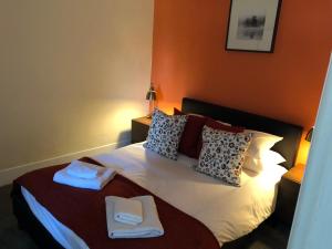 A bed or beds in a room at Ty Morgan's Apartments 