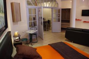 een woonkamer met een bank en een tafel bij La Miellerie in Saint-Antoine