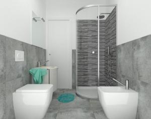 uma casa de banho com um chuveiro, um WC e um lavatório. em Piccolo Moderno Appartamento sulla Spiaggia in Centro em Lido di Jesolo