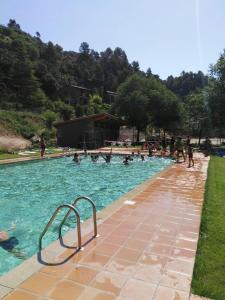 - un groupe de personnes se baignant dans une piscine dans l'établissement Cal Vidal, à Mura
