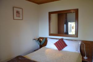 מיטה או מיטות בחדר ב-Casal São João Cottages 105