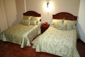 Postel nebo postele na pokoji v ubytování Leo Hotel