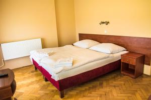 Łóżko lub łóżka w pokoju w obiekcie Hotel U Jezera