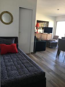 1 dormitorio con 1 cama y sala de estar en Appartement, vue mer à 150m de la plage, en Trouville-sur-Mer