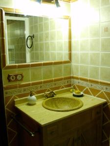 Koupelna v ubytování Casa Rural Refugio Los Perdigones + 31 fotografií