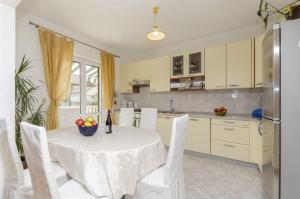 Kuchyň nebo kuchyňský kout v ubytování Apartments and Room Villa Niko