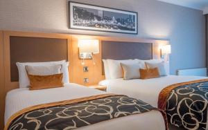 Tempat tidur dalam kamar di Clayton Hotel Belfast