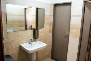 łazienka z umywalką i lustrem w obiekcie Hotel U Jezera w mieście Velký Osek