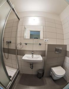 Łazienka w obiekcie Hotel U Jezera