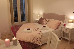 A bed or beds in a room at Aitna B&B