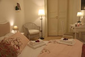 A bed or beds in a room at Aitna B&B