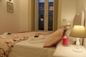 A bed or beds in a room at Aitna B&B