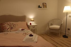 A bed or beds in a room at Aitna B&B