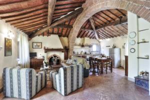a living room with a couch and a table at Via della Stella in Valiano