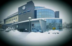 ヴァルシェツにあるSpa Hotel Ataの雪の大きな建物
