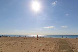 un grupo de personas en una playa cerca del océano en htop Summer Sun #htopEnjoy, en Santa Susanna