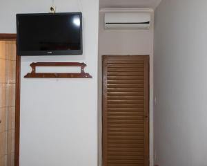 a flat screen tv on top of a wall at Hotel Jeremias in Barretos