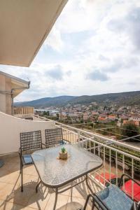 Apartments Mirjana tesisinde bir balkon veya teras