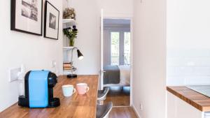 una habitación con un escritorio con una maleta azul en The Wing -Near to the beaches and Bournemouth University, en Bournemouth 8 fotos más