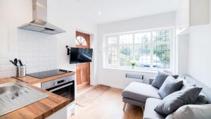 cocina y sala de estar con sofá en The Wing -Near to the beaches and Bournemouth University, en Bournemouth