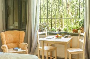a room with a table and two chairs and a window at Heliópolis I in Seville