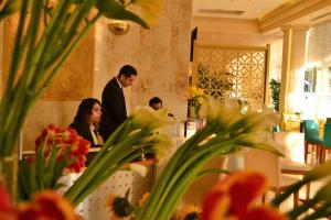 um grupo de pessoas sentadas numa mesa num restaurante em Cleopatra Hotel no Cairo