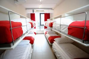Poschodová posteľ alebo postele v izbe v ubytovaní City Express Hostel