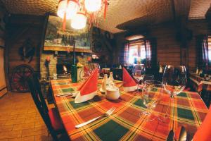 a table with santa hats and wine glasses on it at Pyszna Stajenka in Bąków