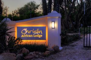 una señal que lee christina africa lodge en Chrislin African Lodge, en Addo