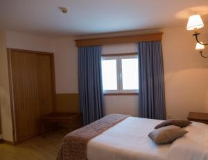 Ein Bett oder Betten in einem Zimmer der Unterkunft Troia Hotel