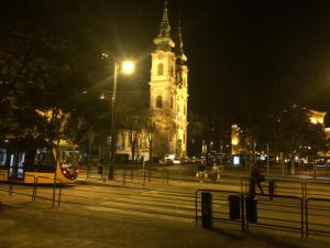 ブダペストにあるBenkoapartmentsの夜時計塔のある建物