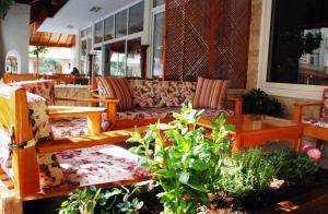 a patio with couches and a table and a table and sidx sidx at Rain Hotel in Kizkalesi