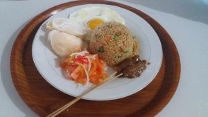 アメッドにあるCOCONUT BEACH BUNGALOWs & WARUNGの卵肉盛り合わせ +32枚の写真
