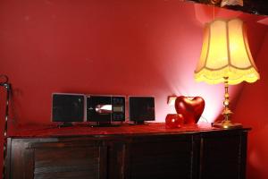 クヴェードリンブルクにあるReikistudio "Auszeit"の赤い部屋(ランプ付きテーブル、電子レンジ付)