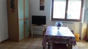 Una televisión o centro de entretenimiento en Camping Agriturist Sant'Anna