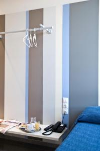 A bed or beds in a room at Hostal La Creu