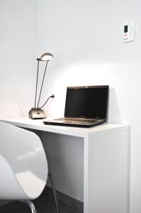 A television and/or entertainment centre at Hostal La Creu