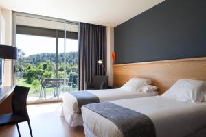 Lova arba lovos apgyvendinimo įstaigoje Hotel Món Sant Benet