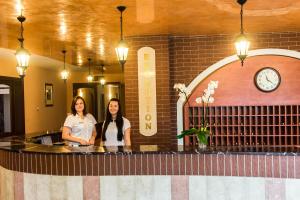 Deux femmes se tenant au comptoir dans un hall dans l'établissement Optima Odesa, à Odessa