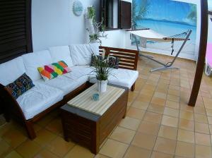 sala de estar con sofá blanco y mesa en Playa Blanca Lanzarote, en Playa Blanca