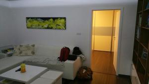 una sala de estar con una cama y una habitación con una mesa. en Byt v centre mesta Martin, en Martin