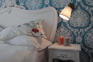 A bed or beds in a room at Aitna B&B