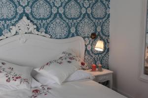 A bed or beds in a room at Aitna B&B