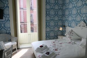 A bed or beds in a room at Aitna B&B